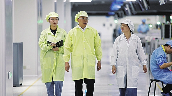 当好“服务员” 铺就“兴业路” ——记第八届湖南省“人民满意的公务员”卢雄飞